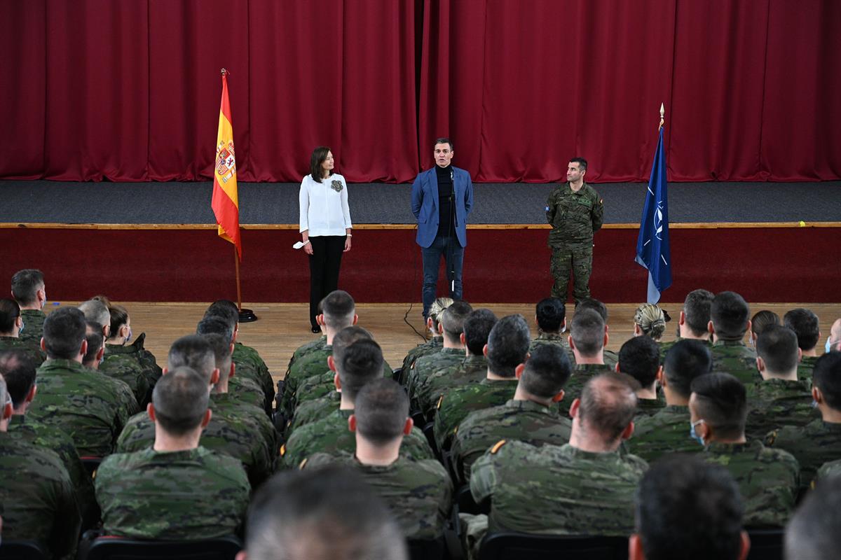 8/03/2022. El presidente del Gobierno viaja a Letonia. El presidente del Gobierno, Pedro Sánchez, se dirige los soldados españoles estaciona...