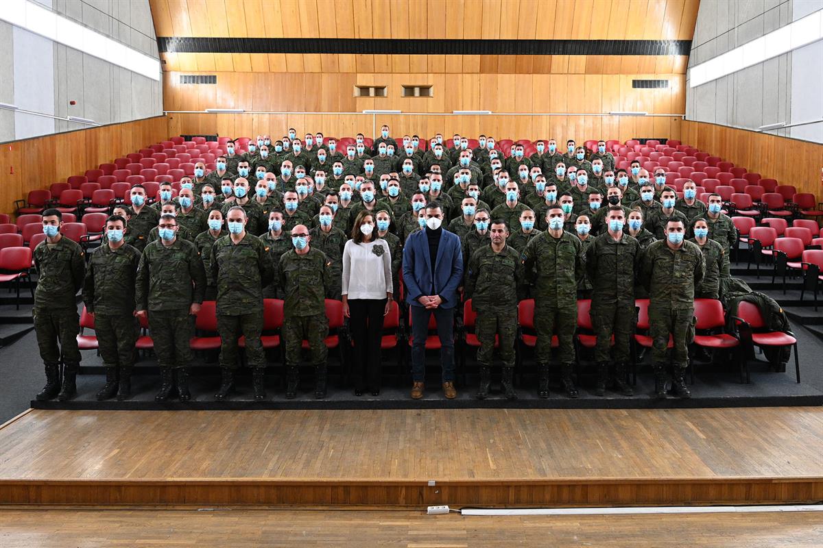 8/03/2022. El presidente del Gobierno viaja a Letonia. El presidente del Gobierno, Pedro Sánchez, junto a los soldados españoles estacionado...