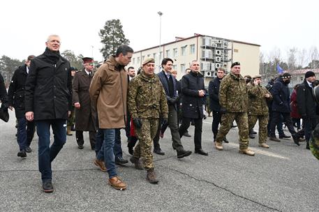 8/03/2022. El presidente del Gobierno viaja a Letonia. El presidente del Gobierno, Pedro Sánchez, durante su visita a las tropas españolas e...