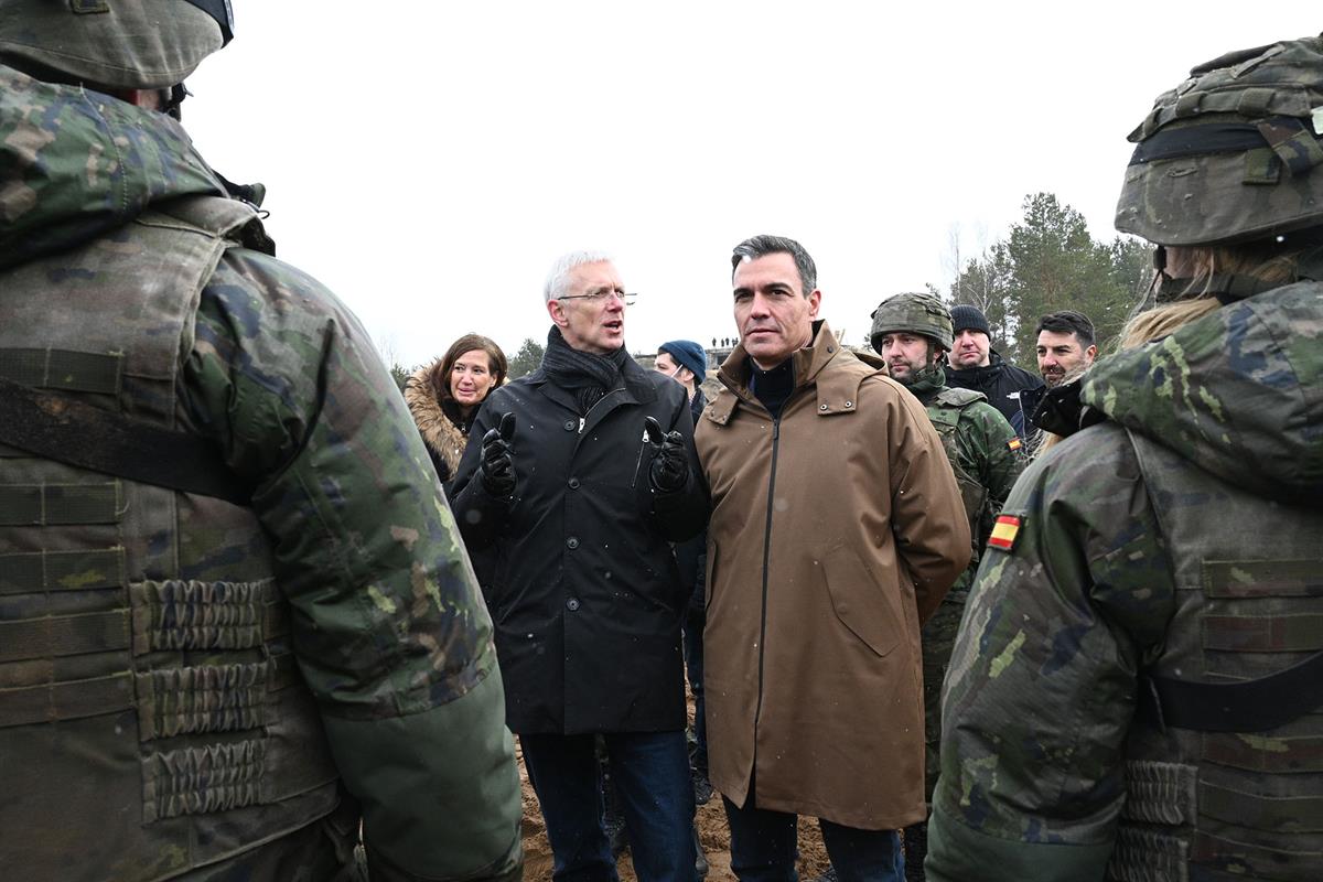 8/03/2022. El presidente del Gobierno viaja a Letonia. El presidente del Gobierno, Pedro Sánchez, durante su visita a las tropas españolas e...