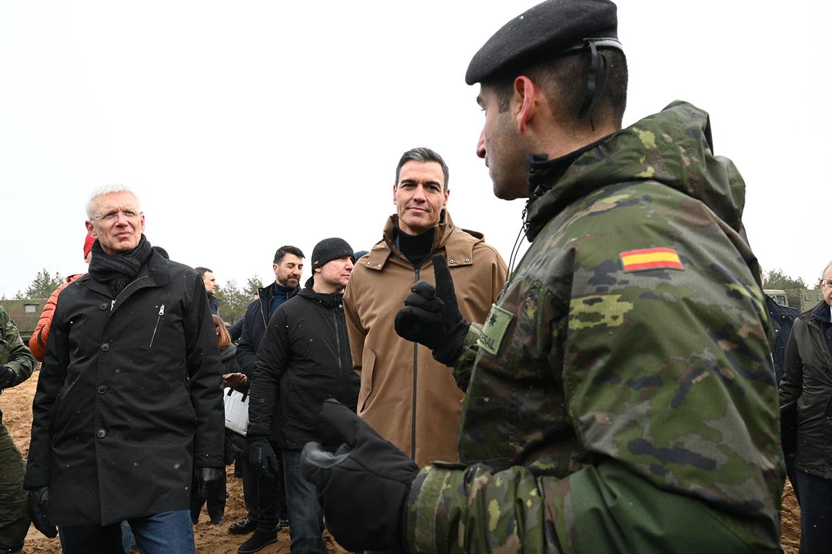 8/03/2022. El presidente del Gobierno viaja a Letonia. El presidente del Gobierno, Pedro Sánchez, durante su visita a las tropas españolas e...