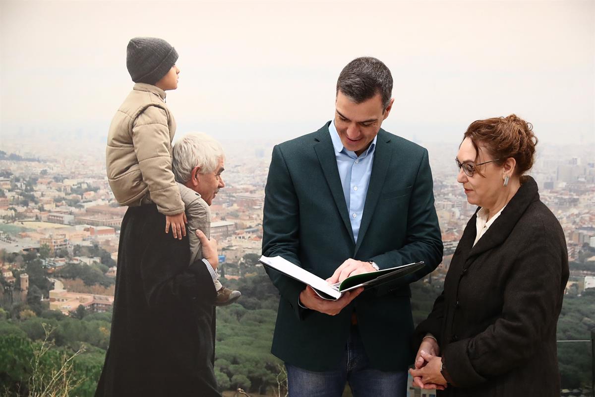 11/12/2022. Pedro Sánchez visita la Fundación Pasqual Maragall. El presidente del Gobierno, Pedro Sánchez, recibe el libro 'Recuerdos' de ma...