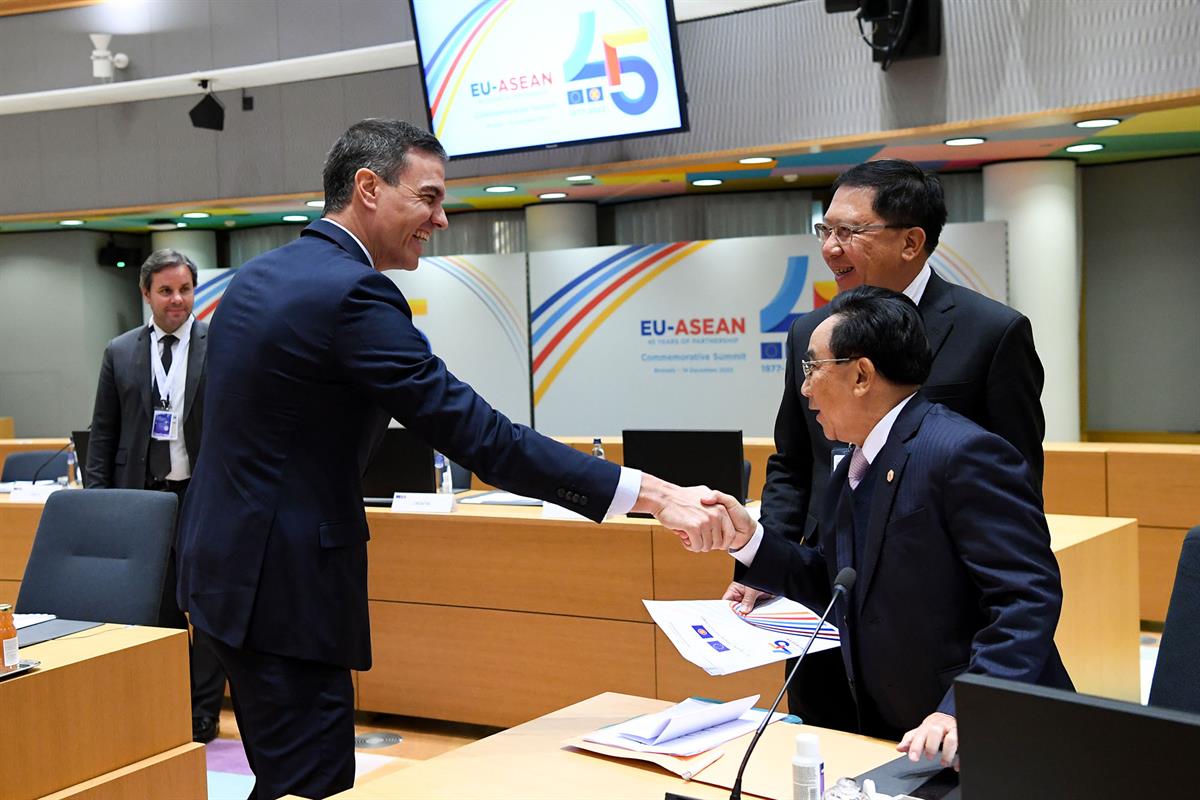 14/12/2022. Pedro Sánchez asiste a la Cumbre UE-ASEAN. El presidente del Gobierno, Pedro Sánchez, saluda a algunos de los participantes en l...