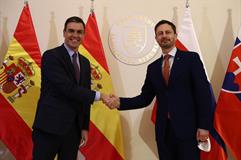 Saludo del presidente del Gobierno, Pedro Sánchez, y el primer ministro de la República Eslovaca, Eduard Heger