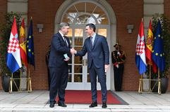 El presidente del Gobierno, Pedro Sánchez, y el primer ministro de la República de Croacia, Andrej Plenković, se saludan.