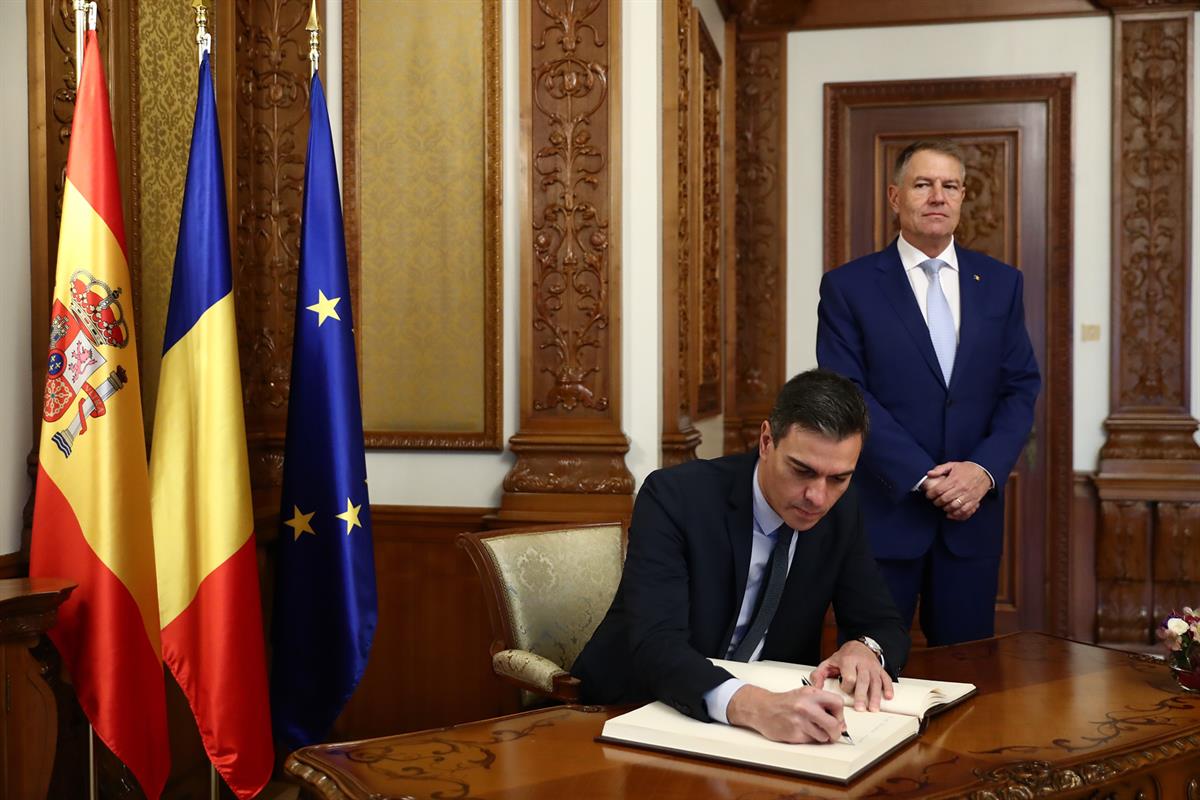17/03/2022. Pedro Sánchez viaja a Rumanía. El presidente del Gobierno, Pedro Sánchez, firmando en el libro de honor.