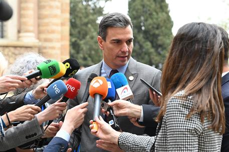 18/03/2022. El presidente del Gobierno viaja a Roma. El presidente del Gobierno, Pedro Sánchez, atiende a los medios de comunicación tras re...