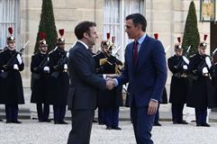 El presidente del Gobierno, Pedro Sánchez, y el presidente de la República Francesa, Emmanuel Macron, se saludan