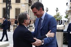 El presidente del Gobierno, Pedro Sánchez, saluda al presidente de la Ciudad Autónoma de Ceuta, Juan Jesús Vives