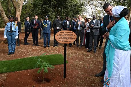 26/10/2022. Viaje del presidente del Gobierno a Kenia. El presidente del Gobierno, Pedro Sánchez, tras plantar un árbol en los jardines de l...