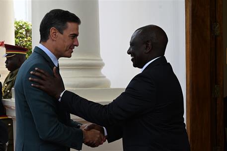 26/10/2022. Viaje del presidente del Gobierno a Kenia. El presidente del Gobierno, Pedro Sánchez, es recibido por el presidente de la Repúbl...