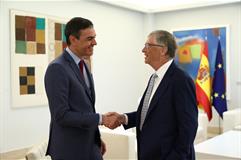 El presidente del Gobierno, Pedro Sánchez, saluda a Bill Gates, copresidente de la Fundación Bill&Melinda Gates