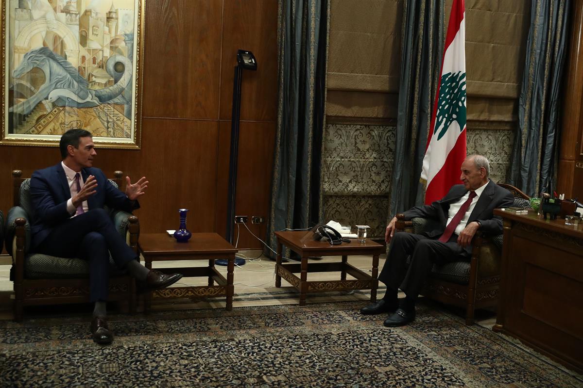 30/12/2022. Pedro Sánchez viaja a Líbano. El presidente el Gobierno, Pedro Sánchez, conversa con el presidente del Parlamento de Líbano, Nabih Berri.