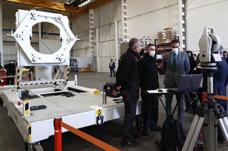 28/01/2022. Sánchez visita la empresa "Inventia Kinetics". El presidente del Gobierno, Pedro Sánchez, durante su visita a la empresa "Invent...