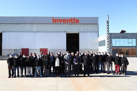 28/01/2022. Sánchez visita la empresa "Inventia Kinetics". El presidente del Gobierno, Pedro Sánchez, junto a los trabajadores de la empresa...