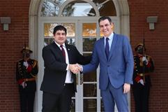 El presidente del Gobierno, Pedro Sánchez, y el presidente de Costa Rica, Carlos Alvarado, se saludan