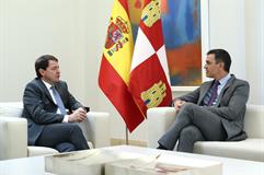 Pedro Sánchez y el presidente de la Junta de Castilla y León, Alfonso Fernández Mañueco, durante su reunión en La Moncloa