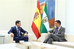 Pedro Sánchez y el presidente de la Junta de Andalucía, Juan Manuel Moreno Bonilla, durante su reunión en La Moncloa