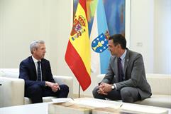 Pedro Sánchez y el presidente de la Xunta de Galicia, Alfonso Rueda, durante su reunión en La Moncloa