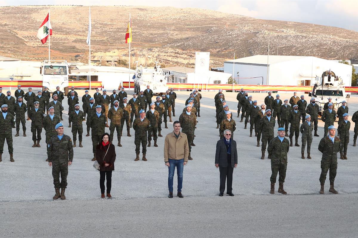 28/12/2022. Pedro Sánchez viaja a Líbano. Foto de familia del presidente del Gobierno junto a los integrantes del contingente español destac...