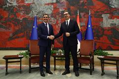 Saludo de Pedro Sánchez con el presidente de la República de Serbia