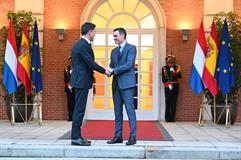 El presidente del Gobierno, Pedro Sánchez, recibe al primer ministro de los Países Bajos, Mark Rutte, a su llegada a La Moncloa