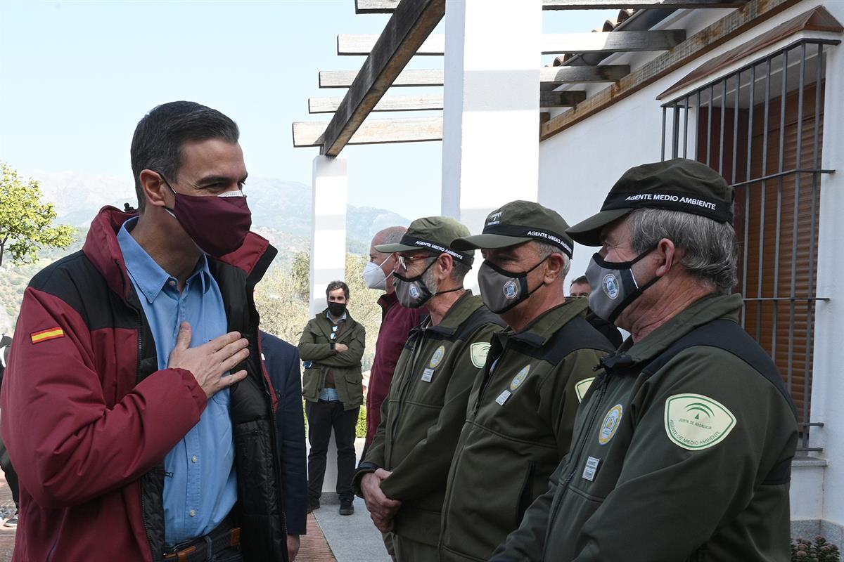 31/01/2022. Pedro Sánchez visita el Parque Nacional de la Sierra de las Nieves. El presidente del Gobierno, Pedro Sánchez, saluda a agentes ...