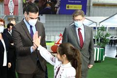 Pedro Sánchez saluda a una niña durante su visita al Centro de Recepción, Atención y Derivación de refugiados ucranianos en la 