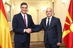 Saludo de Pedro Sánchez con el presidente de Macedonia del Norte