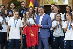 El presidente del Gobierno recibe una camiseta de la Selección Femenina Española de Fútbol Sub-20