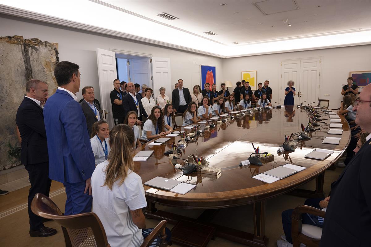 31/08/2022. Pedro Sánchez recibe a la Selección Femenina Española de Fútbol Sub-20. El presidente del Gobierno, Pedro Sánchez, con las jugad...