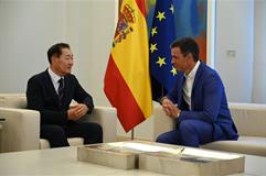 El presidente del Gobierno y el consejero delegado de Samsung Electronics durante su reunión