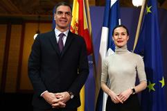 3/03/2023. Viaje del presidente del Gobierno a Finlandia. El presidente del Gobierno, Pedro Sánchez, es recibido por la primera ministra de ...