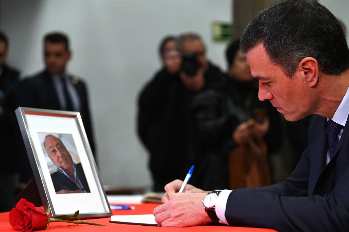 4/01/2023. Pedro Sánchez visita la capilla ardiente por el ex secretario general de UGT, Nicolás Redondo. El presidente del Gobierno, Pedro ...