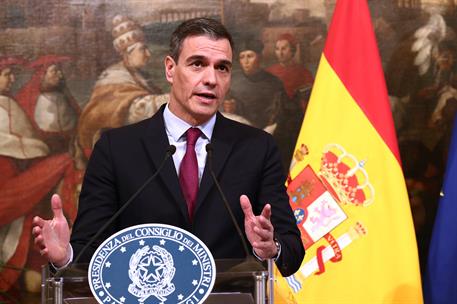 5/04/2023. Viaje del presidente del Gobierno a Italia. El presidente del Gobierno, Pedro S&#225;nchez, durante la declaraci&#243;n institucional que h...