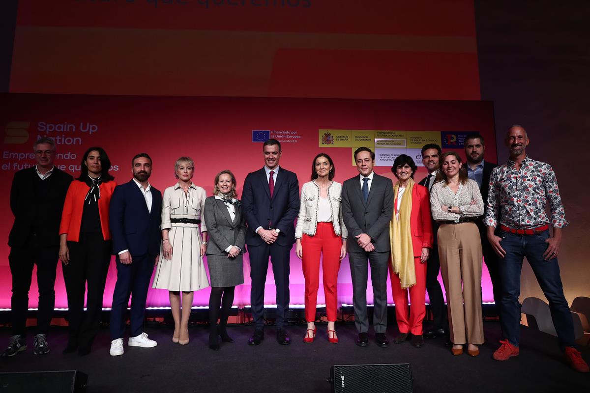 8/02/2023. Pedro Sánchez clausura el acto 'Emprendiendo el futuro que queremos'. Foto de familia en el acto 'Emprendiendo el futuro que quer...