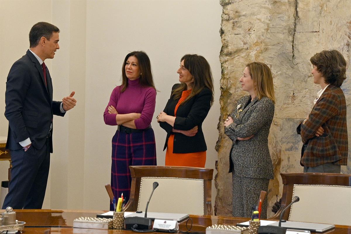 8/03/2023. Sánchez mantiene un encuentro con mujeres directivas. El presidente del Gobierno, Pedro Sánchez, junto a un grupo de mujeres dire...