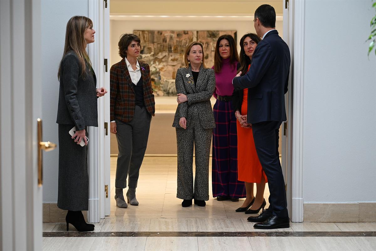 8/03/2023. Sánchez mantiene un encuentro con mujeres directivas. El presidente del Gobierno, Pedro Sánchez, junto a un grupo de mujeres dire...