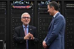 El presidente del Gobierno, Pedro Sánchez, junto al director del Barcelona Supercomputing Center