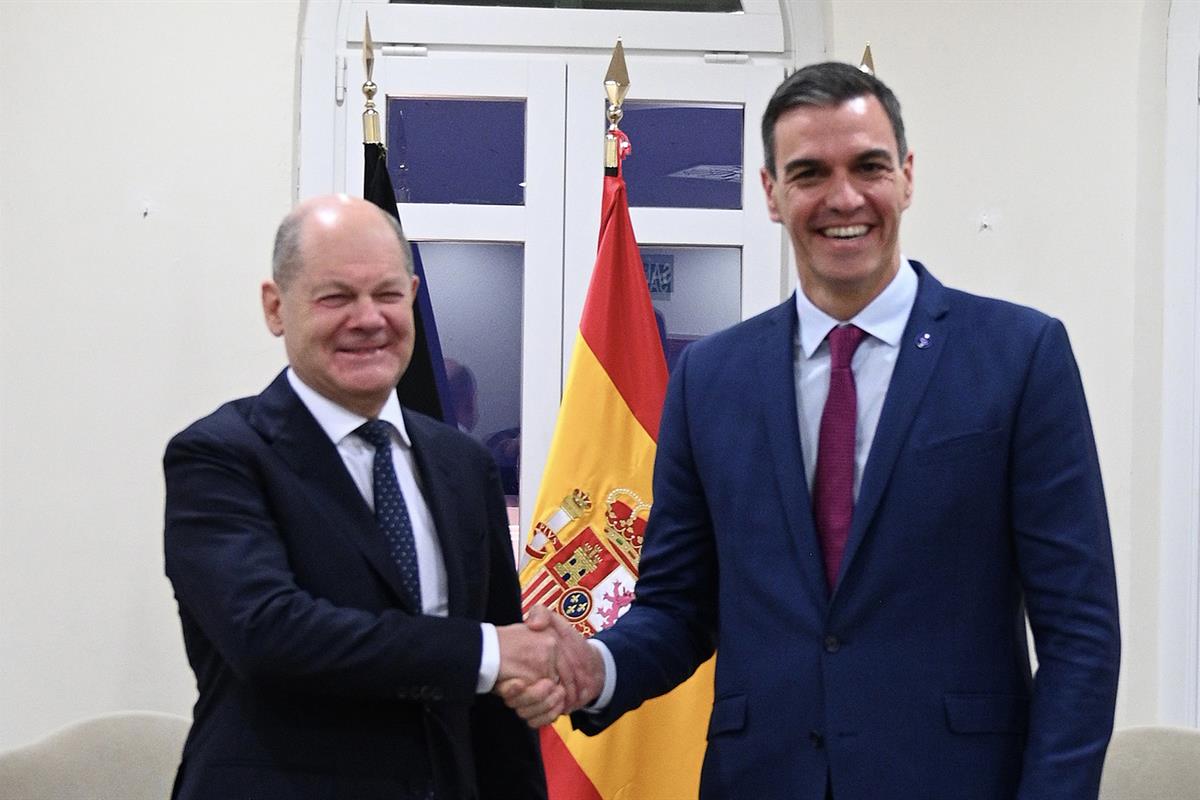 10/11/2023. Pedro Sánchez mantiene un encuentro bilateral con el canciller federal de Alemania, Olaf Scholz. El presidente del Gobierno en f...