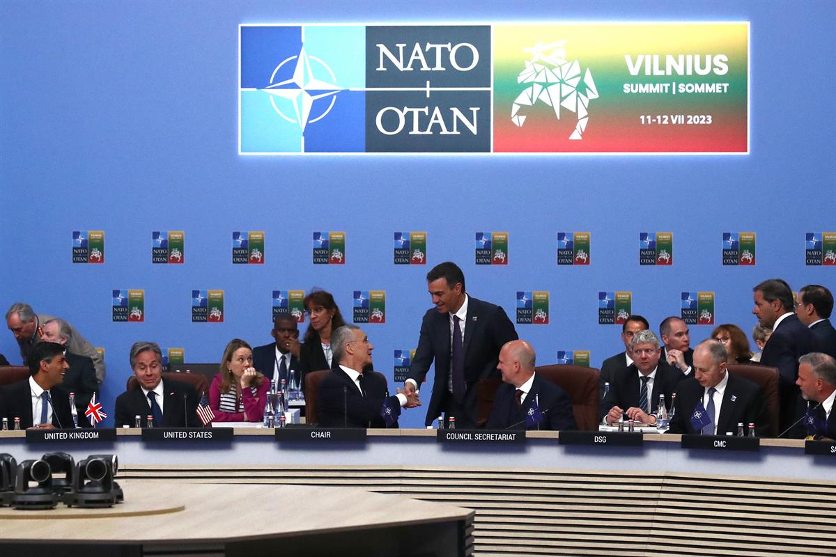 12/07/2023. Pedro Sánchez participa en la Cumbre de la OTAN celebrada en Lituania. El presidente del Gobierno saluda al secretario general d...