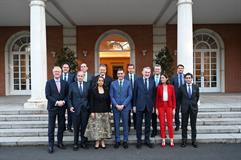 Foto de familia de Pedro Sánchez con el comité ejecutivo de la Mesa Redonda por la Industria