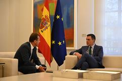 El presidente del Gobierno, Pedro Sánchez, y el consejero delegado de Airbus, Guillaume Faury