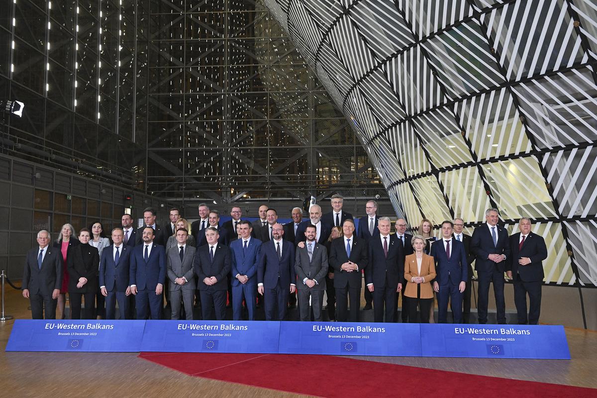 13/12/2023. Pedro Sánchez participa en la Cumbre UE- Balcanes Occidentales. Fotografía de familia de los participantes en la Cumbre UE- Balc...