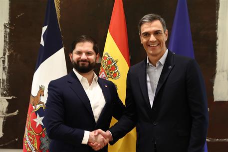 14/07/2023. Pedro Sánchez recibe al presidente de Chile, Gabriel Boric. El presidente del Gobierno, Pedro Sánchez, saluda al presidente de l...