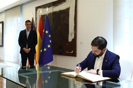 14/07/2023. Pedro Sánchez recibe al presidente de Chile, Gabriel Boric. El presidente de la República de Chile, Gabriel Boric, firma en el l...