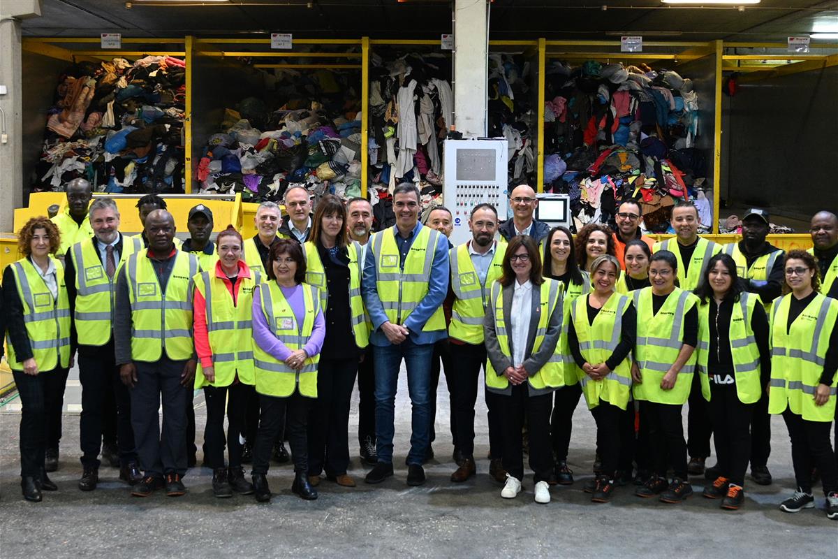 17/04/2023. Pedro Sánchez visita el proyecto Koopera, en Mungia (Bizkaia). Foto de familia en el proyecto Koopera durante la visita del pres...