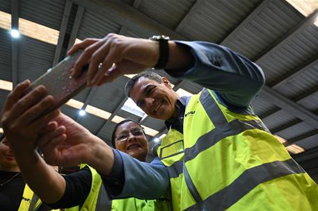 17/04/2023. Pedro Sánchez visita el proyecto Koopera, en Mungia (Bizkaia). El presidente del Gobierno, Pedro Sánchez, y una trabajadora del ...