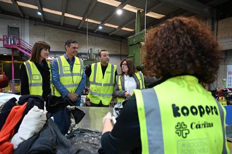 15/04/2023. Pedro Sánchez visita el proyecto Koopera, en Mungia (Bizkaia). El presidente del Gobierno, Pedro Sánchez, durante su visita al p...