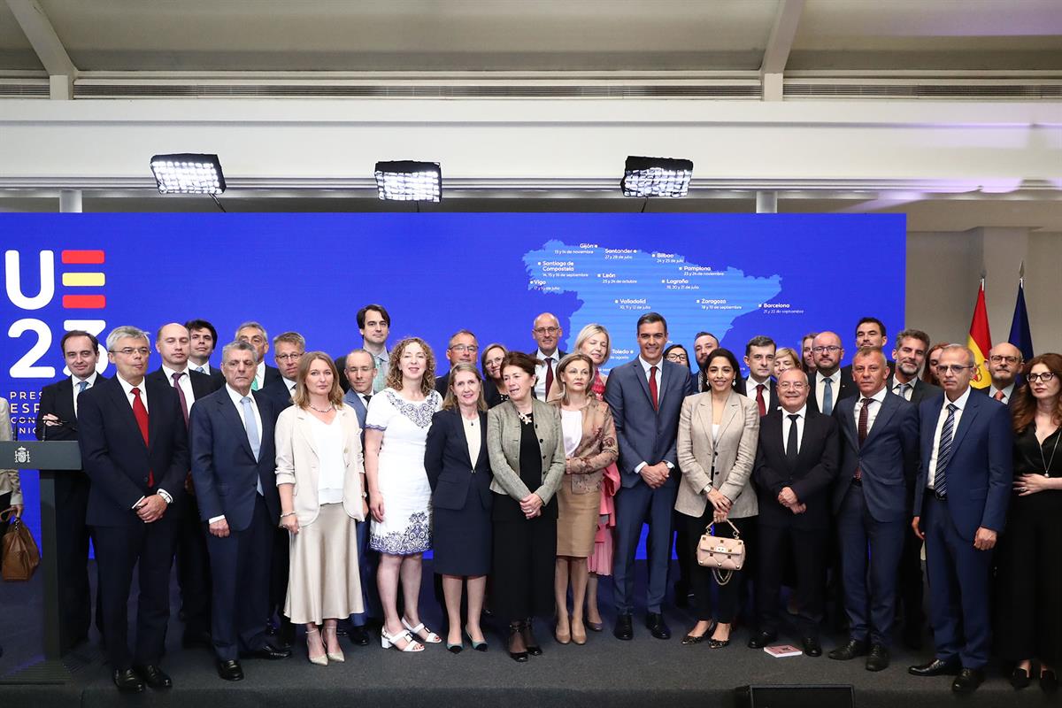 15/06/2023. Pedro Sánchez presenta las prioridades de la Presidencia esañola de la Unión Europea. Foto de familia con el presidente del Gobi...